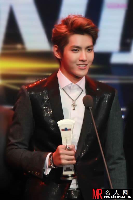 吴亦凡2013年百度沸点获奖 手持奖杯帅气发表获奖感言(1)