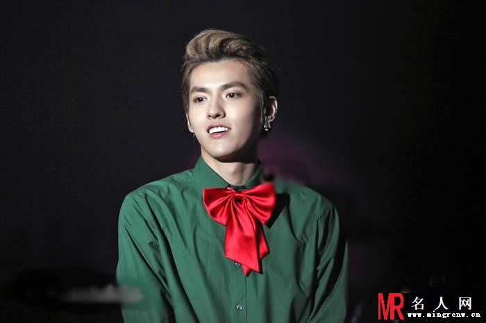 吴亦凡帅气亮相韩国SM公司SM week活动绿色上衣搭配大红蝴蝶结玩转时尚(1)