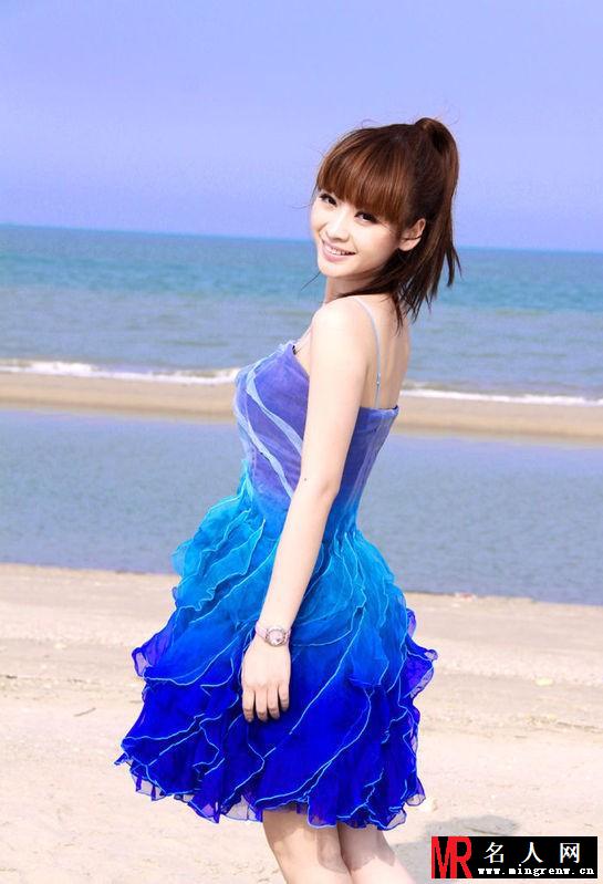 柳岩夏日清凉写真 蓝裙海边戏水(1)