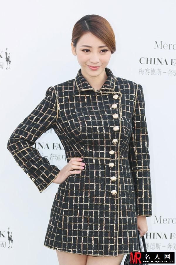 柳岩镶金排扣装亮相时装周  复古盘发优雅秀美腿(1)