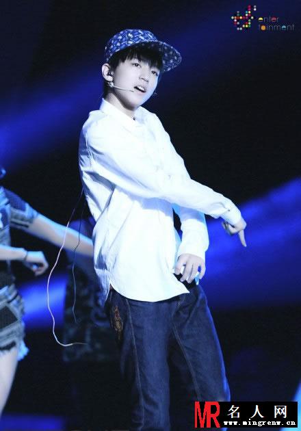 TFBOYS获得奖项 倾情演唱并与王力宏合照(1)