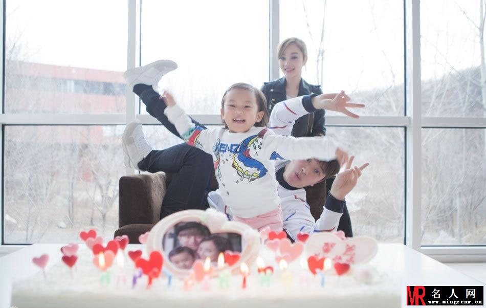 贾乃亮生日获女儿娇妻亲吻 一家三口甜蜜合照(1)