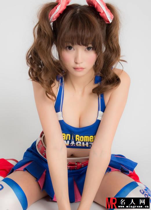 双马尾小出友华爆乳写真 童颜巨乳展露蛮腰(1)