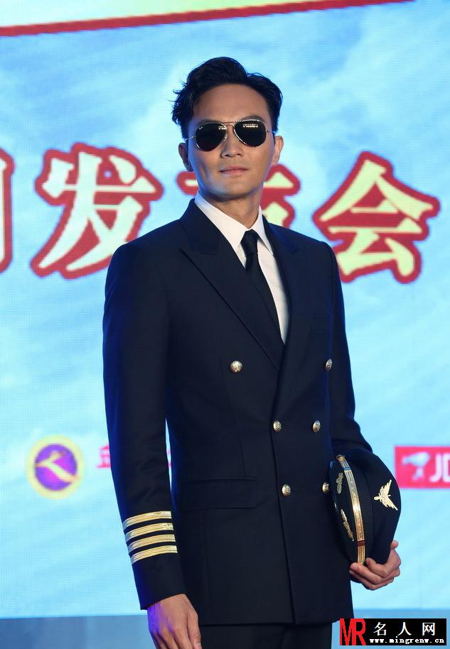 张智霖古天乐机长制服现身 帅气保镖引尖叫(1)