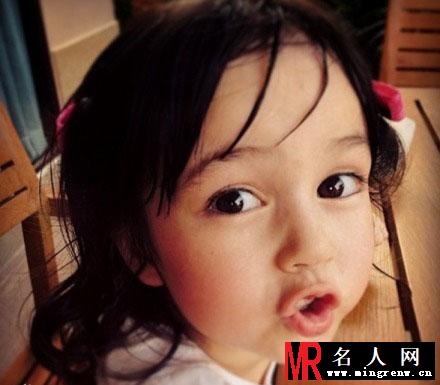 泰国小萝莉网络爆红 大眼软妹嘟嘴卖萌(1)