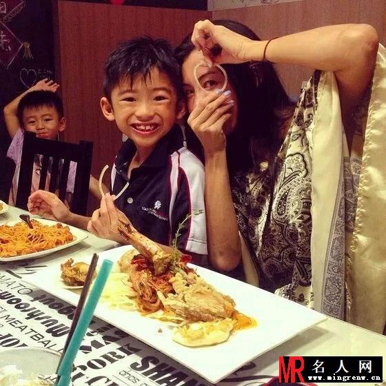 张柏芝与儿子享受美食 拿洋葱搞怪自拍(1)