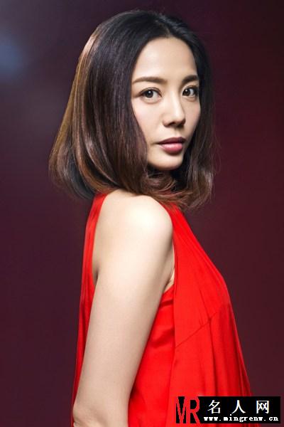 杨紫嫣时尚写真曝光 红唇烈焰惹诱惑(1)