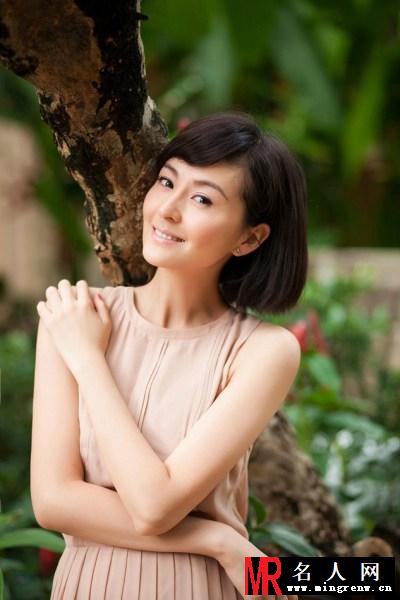 戴娇倩短发写真 洋溢青春笑容(1)
