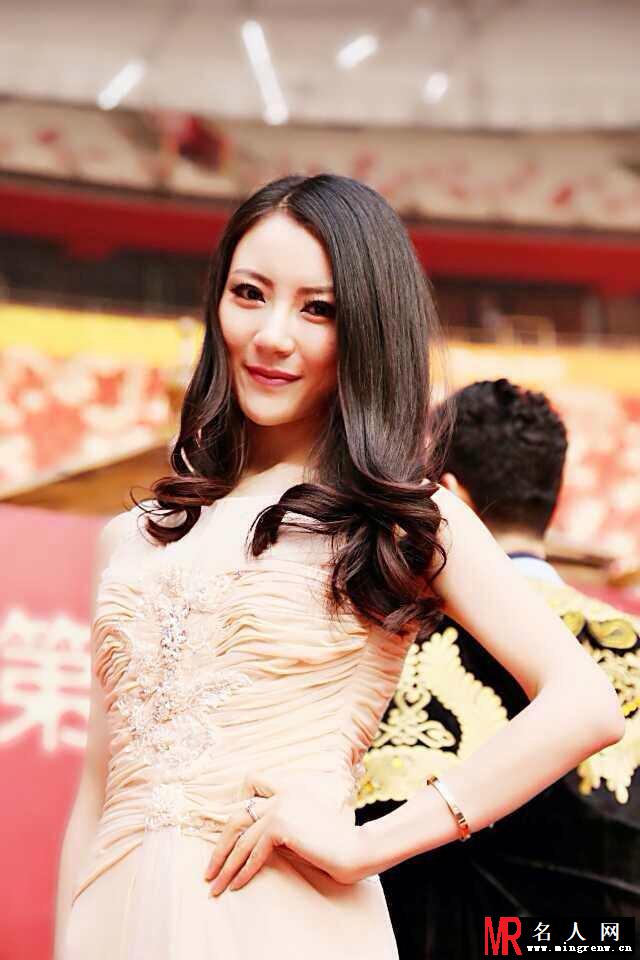 K奶戴予桐着肉色透视裙现身 拿打狗棍超雷人(1)
