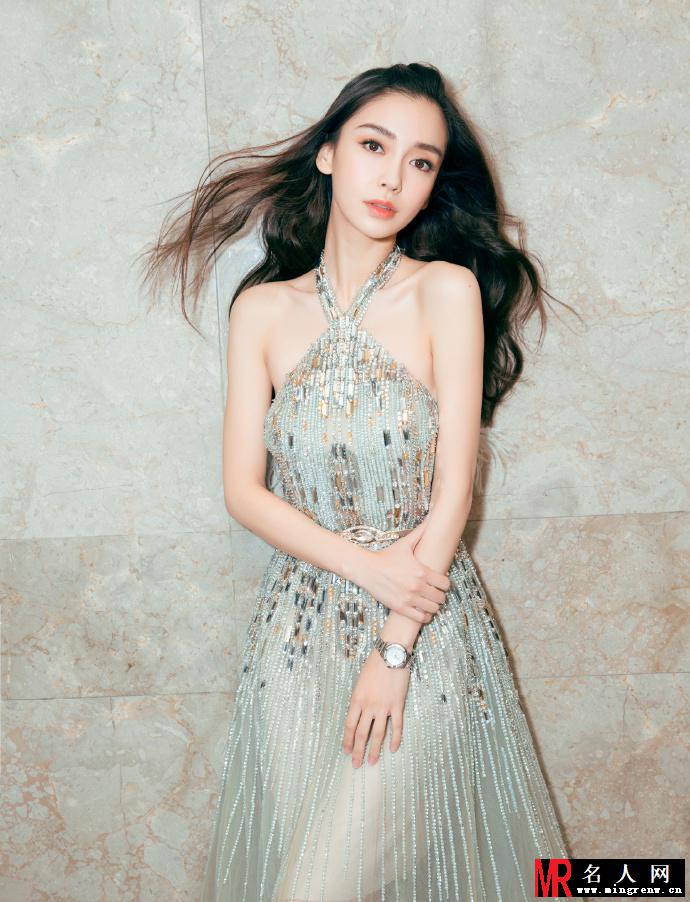 Angelababy透视连衣裙现身活动现场，露背性感迷人(1)