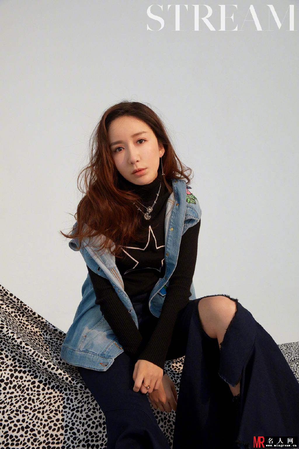 娄艺潇最新写真曝光 气质女神认真工作用心生活(1)