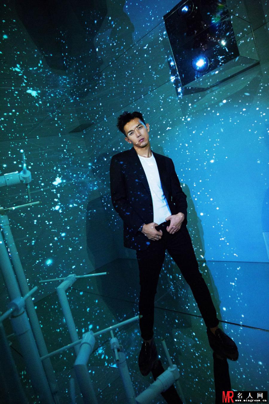 李现演绎极致黑白影像 简约优雅极具视觉冲击力(1)