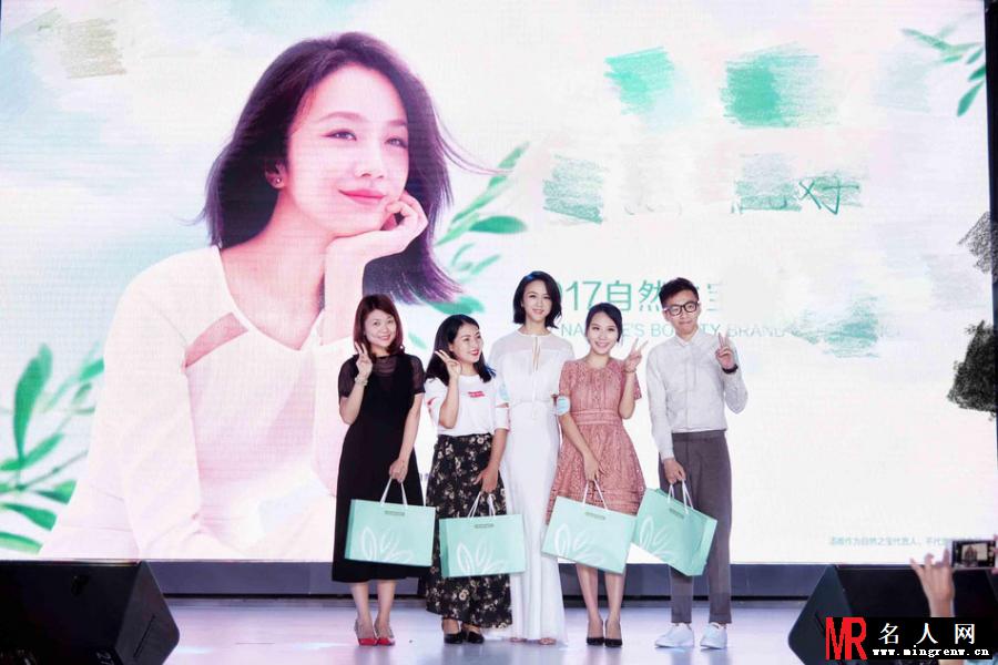 汤唯优雅亮相品牌活动 身材纤细凹凸有致(1)