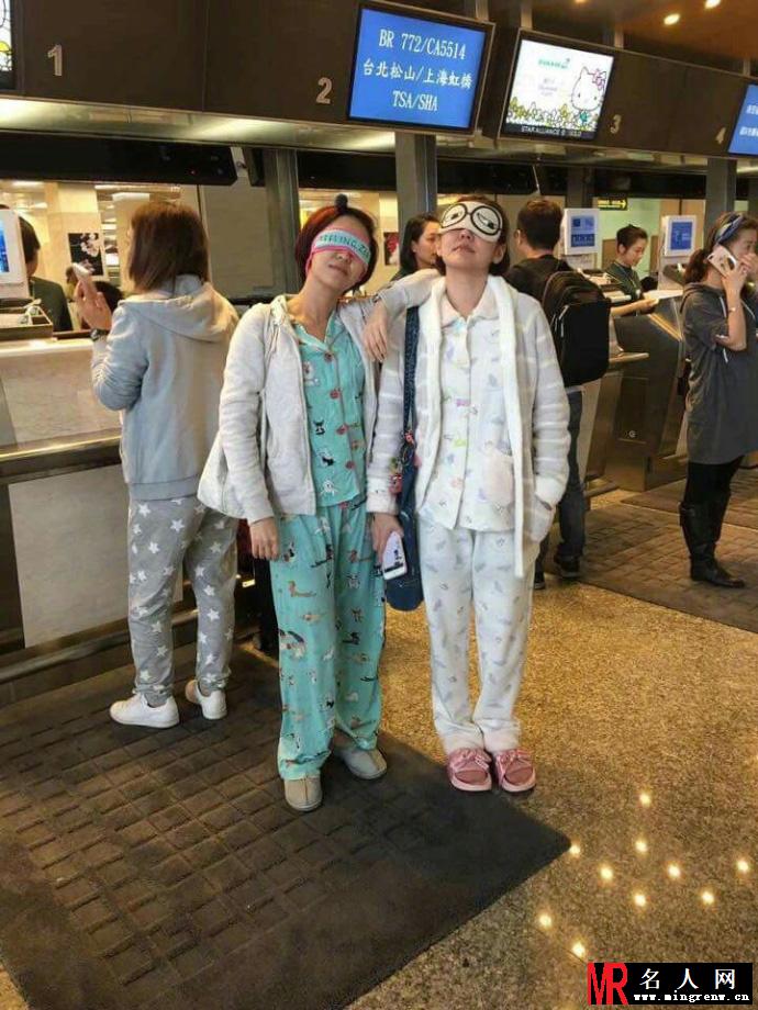 小S穿睡衣现身机场(1)