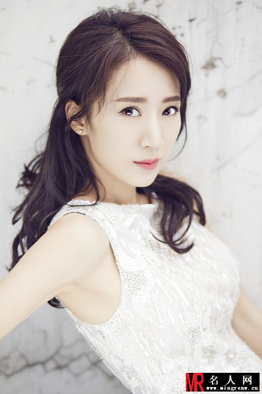 夏日氧气美少女！李念衬衫蓝裙搭配少女感爆棚(1)