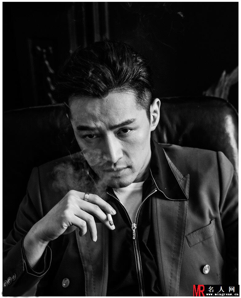 胡歌杂志大片 举手投足尽显成熟睿智(1)
