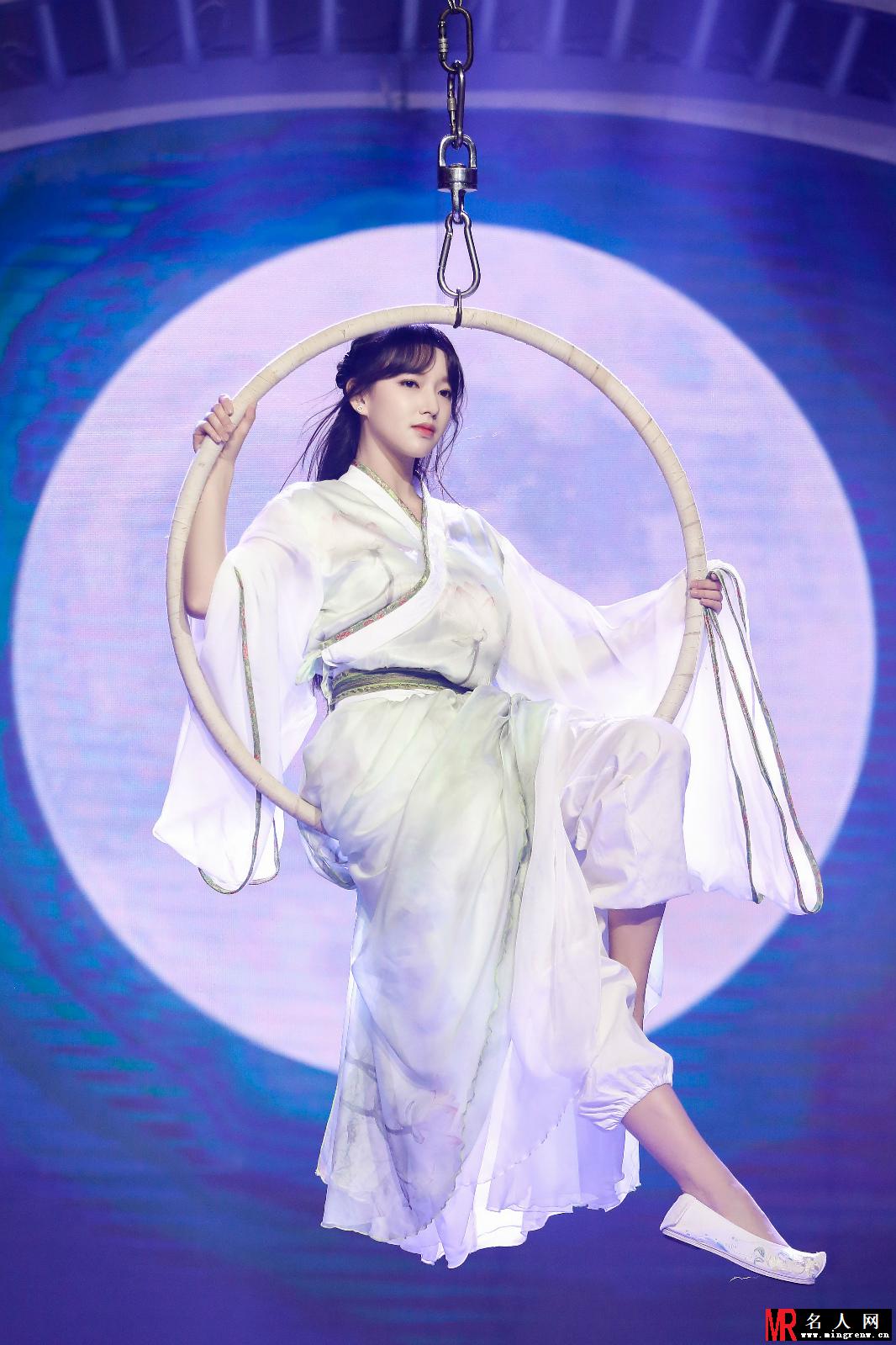 程潇《天天向上》吊环舞首秀 唯美动人如梦如幻(1)
