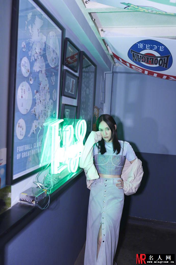 陈乔恩穿红白格子衫俏皮十足 表情严肃冷酷girl(1)