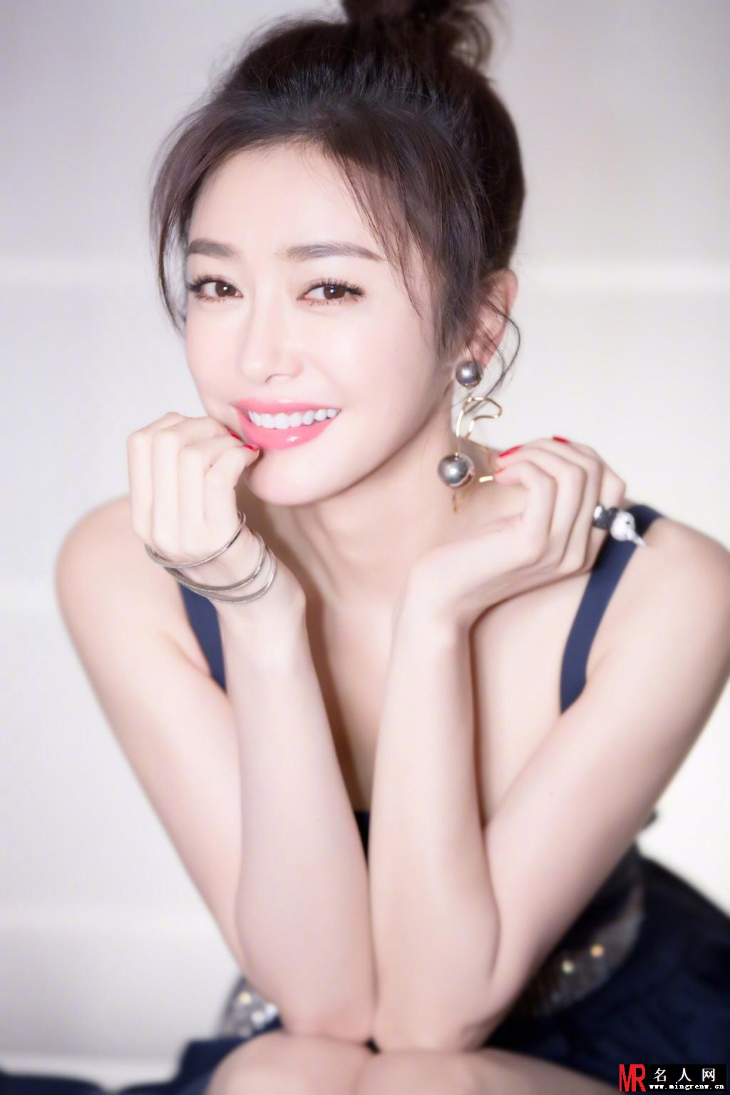 秦岚最新写真曝光 古典美人笑容甜美大露香肩性感十足(1)