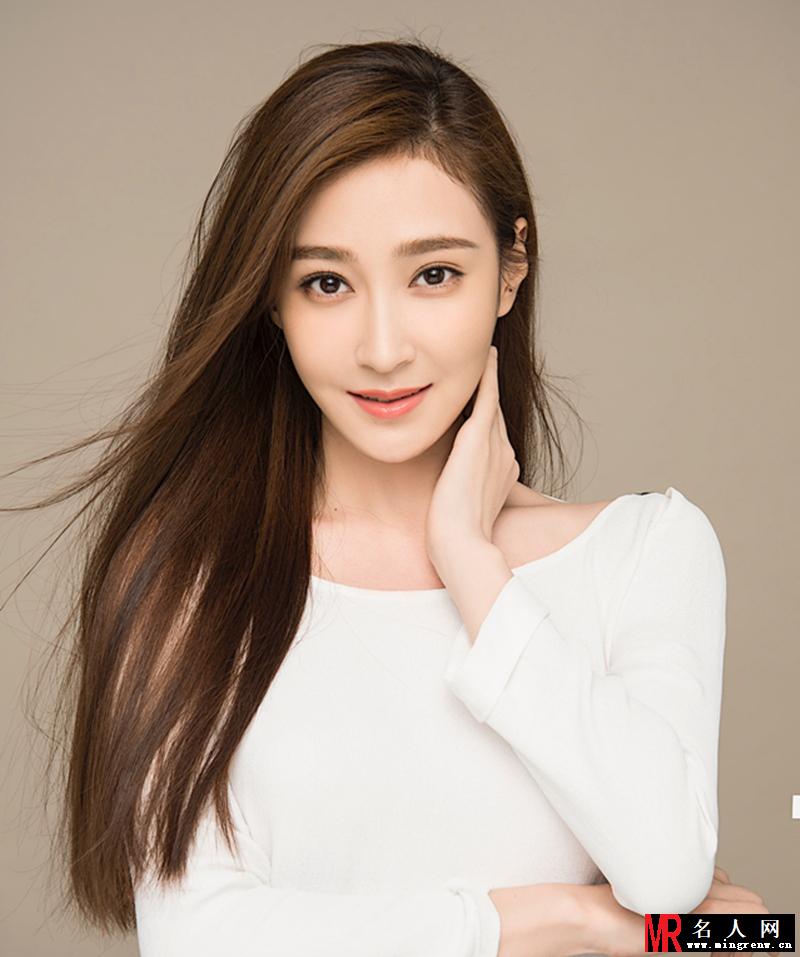 气质女星殷飞时尚写真 举手投足间尽显自信与从容(1)