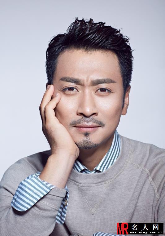 黄俊鹏熟男写真 眼神深邃从容显现熟男魅力(1)