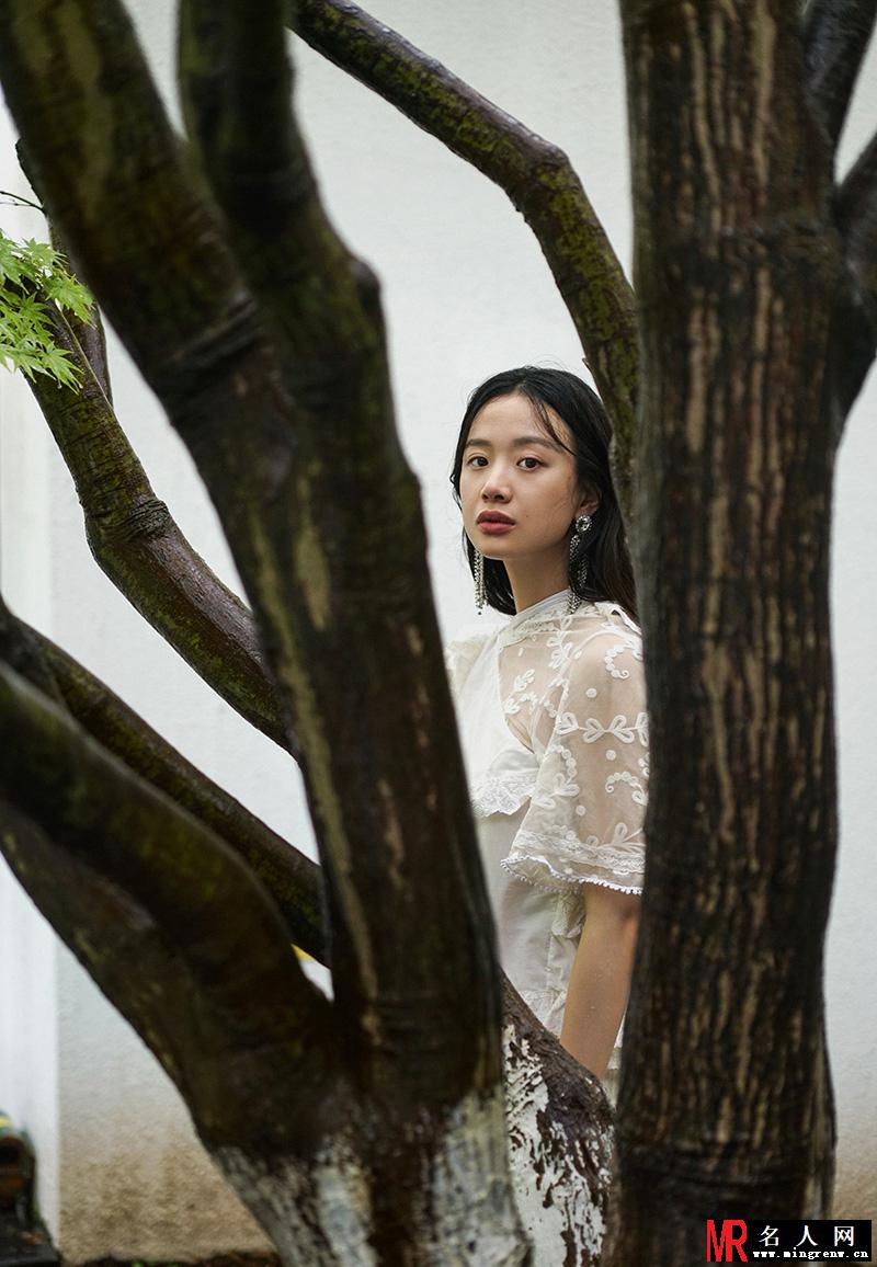 李梦雨中丛林写真曝光 自在游走随性洒脱(1)