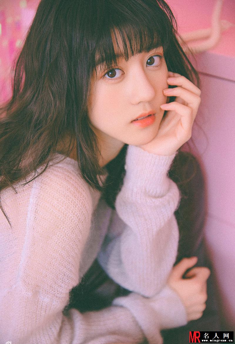 李凯馨粉色大片演绎少女诱惑 简直美得冒泡！(1)