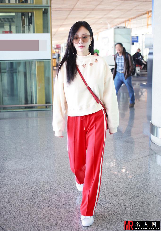 李小璐演绎潮妈时尚 甜馨放飞自我变表情包(1)
