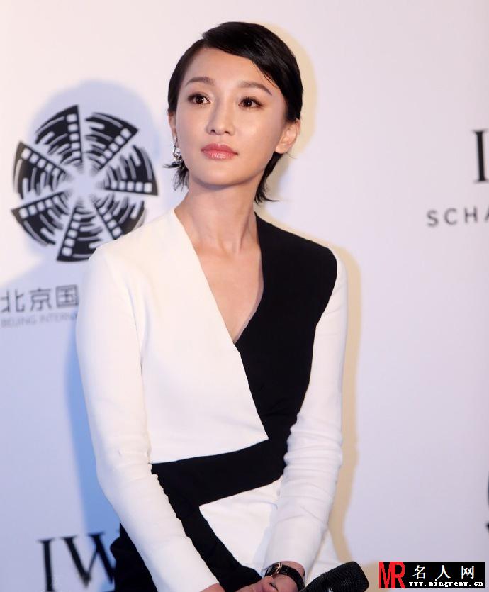 周迅亮相发布会 黑白拼接裙显独特气质(1)