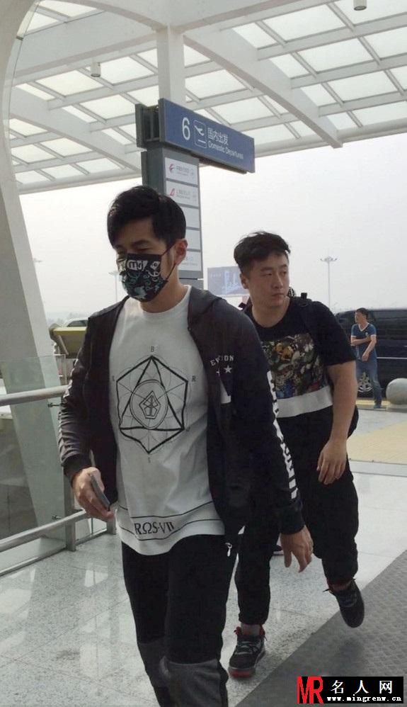 周杰伦现身机场口罩遮面 获保镖撑伞显天王气场(1)