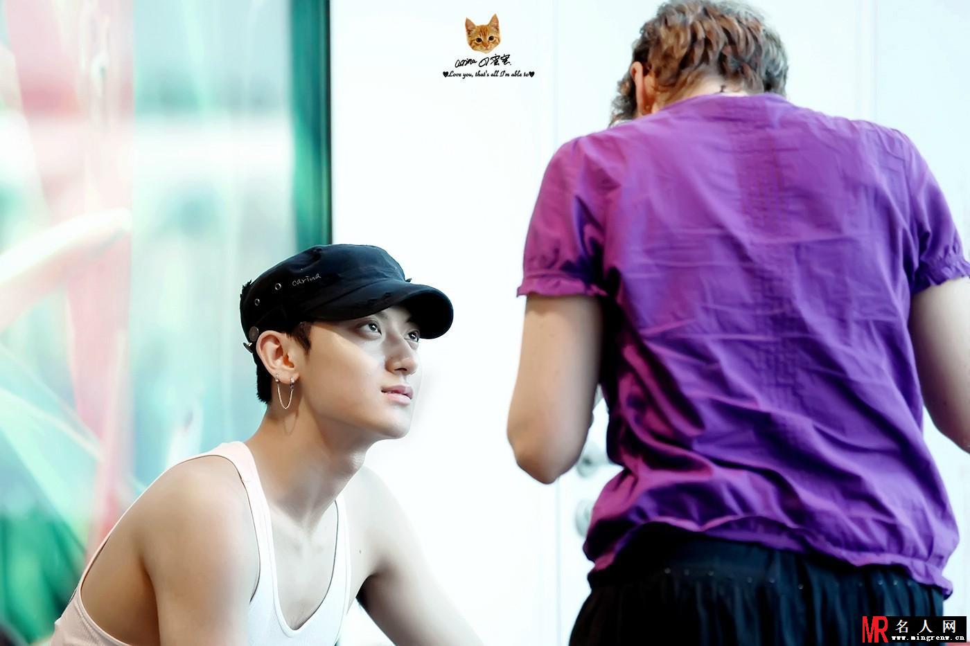 2014年7月上海飞新加坡转机所罗门机场写真时尚帅气黄子韬图片写真(1)