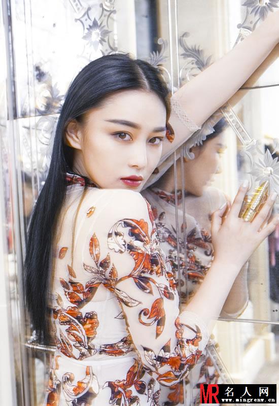 张馨予巴黎异域风情写真 烈焰红唇尽展女王范(1)