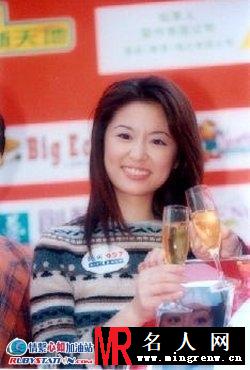 林心如1999年出席新城C助公益金筹款义卖日活动组图(1)
