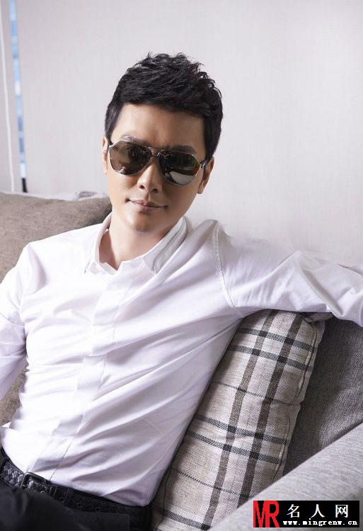 冯绍峰登2013《VOGUE TAIWAN》杂志 尽展成功男人魅力(1)