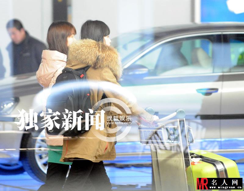 倪妮机场被偷拍大汇总 凉爽夏装米奇衣凸显可爱青春(1)