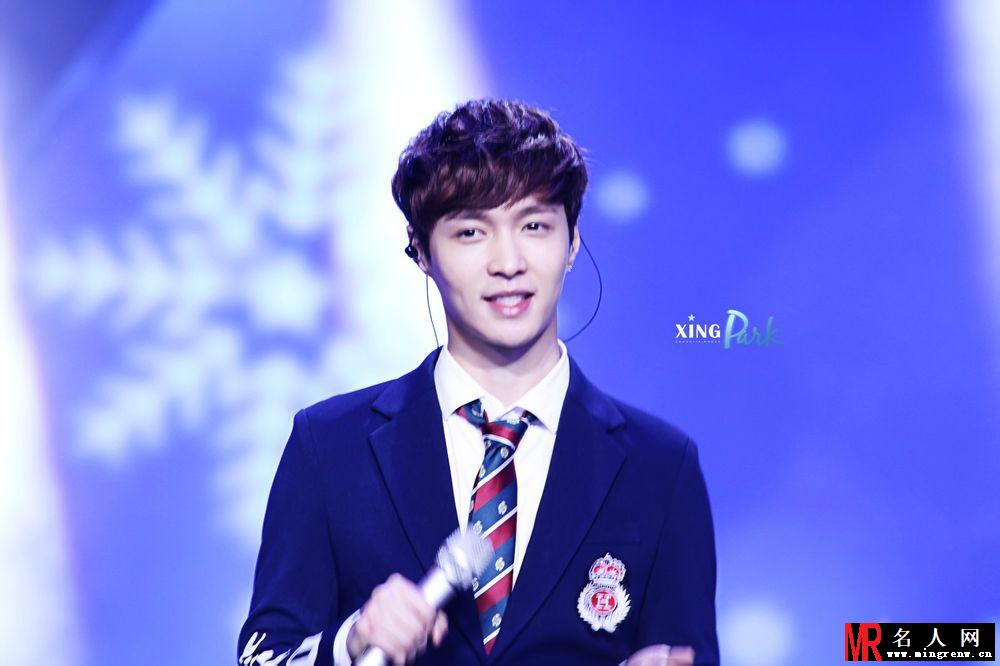 EXO张艺兴2014年帅气亮相湖北卫视春晚现场粉丝尖叫(1)