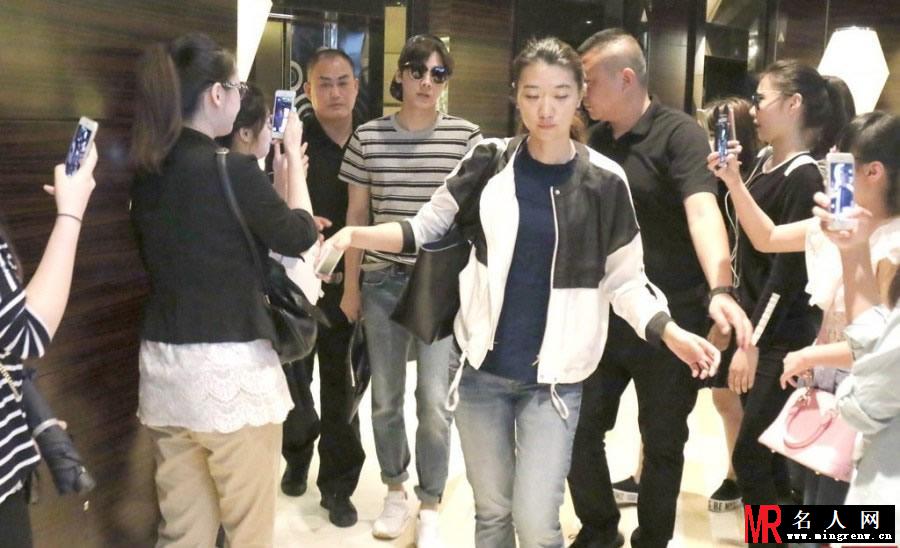 李易峰遭粉丝围堵获专人开道显大牌(1)