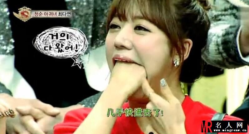 韩国女团Apink成员金南珠嘴塞20根香肠热议(1)