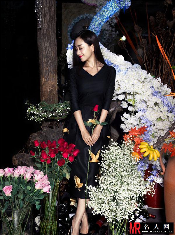 杨蓉冷艳写真曝光 高贵气质夺人眼球(1)