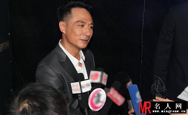 吴镇宇霸气现身剪彩 尽展吴三岁本色(1)