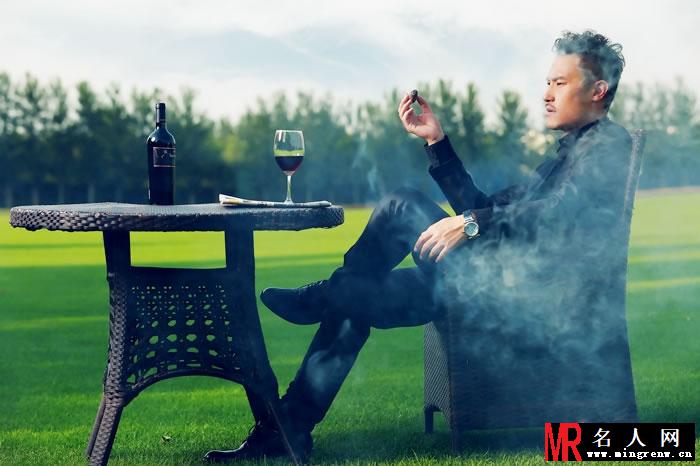 耿乐雅痞写真 尽显绅士风范(1)