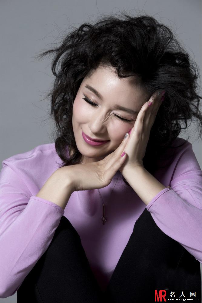 杨恭如俏皮写真 爆炸头出镜显邻家范(1)