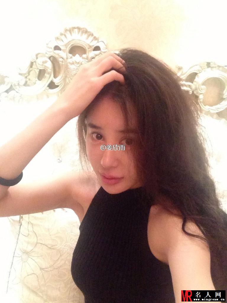 朱孝天女友姜欣雨美艳生活照 大长腿引人称羡(1)