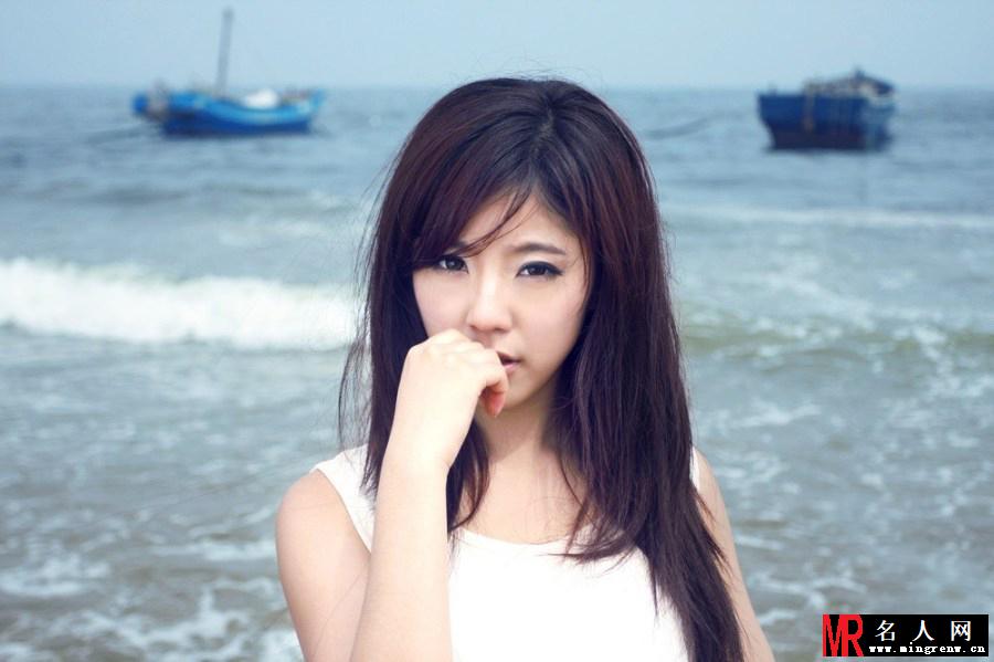 赵奕欢浪漫写真曝光 白色长裙漫步海边(1)