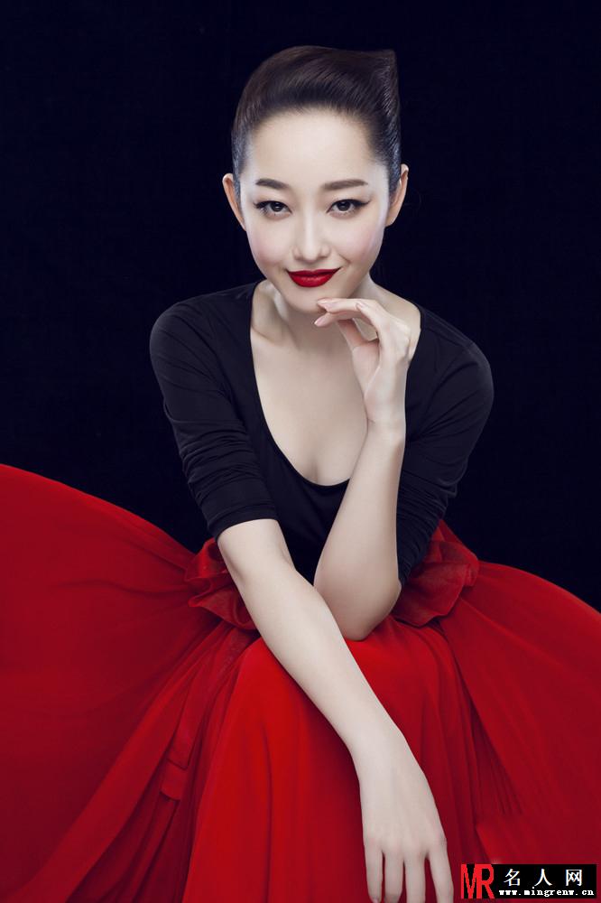 蒋梦婕红唇俏丽写真 俏皮大胆散发另类气场(1)