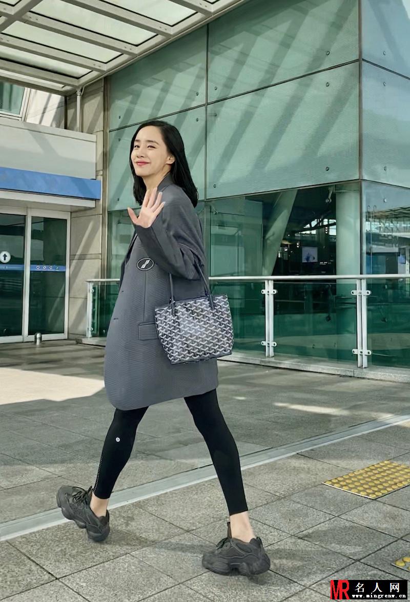 王智现身机场帅气出行 西装搭legging运动干练(1)