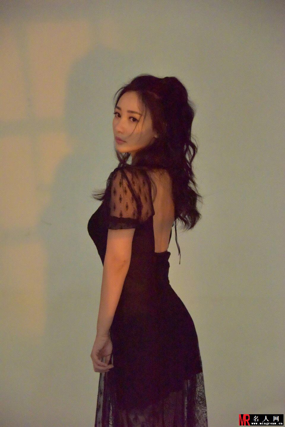 柳岩最新写真曝光 着深V蕾丝露背裙小露美腿超性感(1)