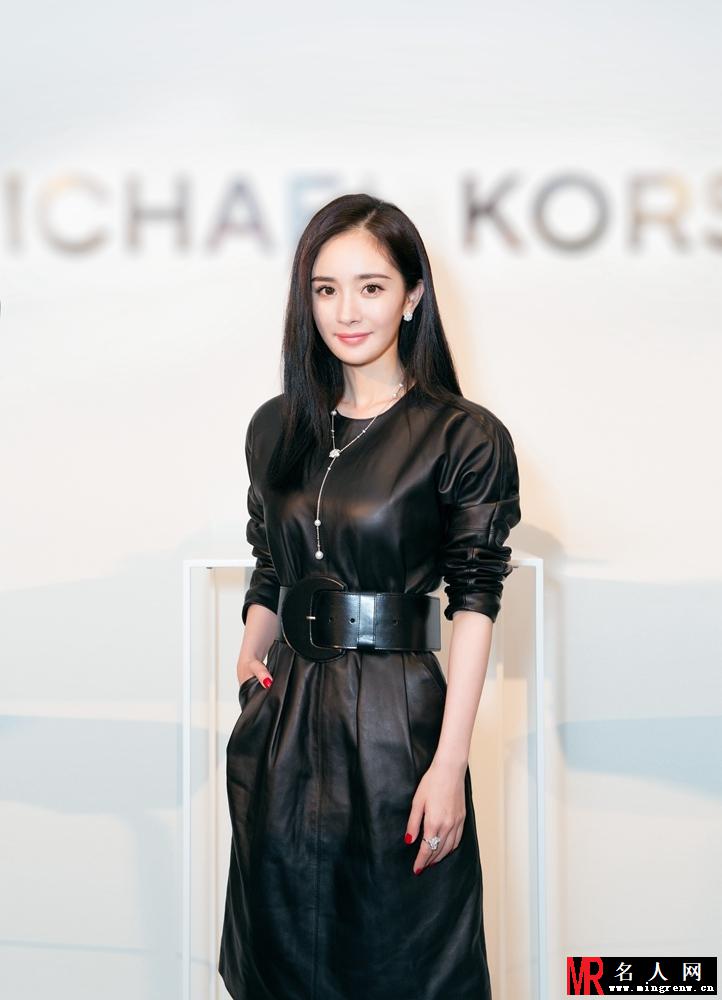 杨幂黑色皮裙惊艳亮相 美艳大气尽显妙曼身姿(1)