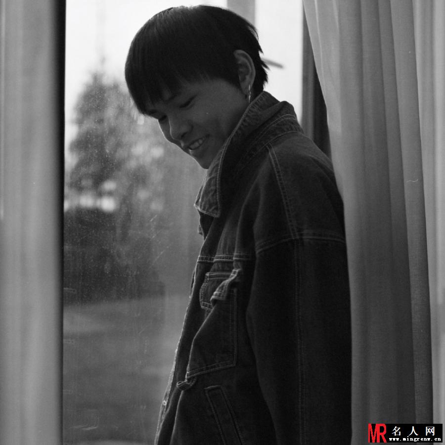 艾克里里拍文艺写真 造型似民工(1)