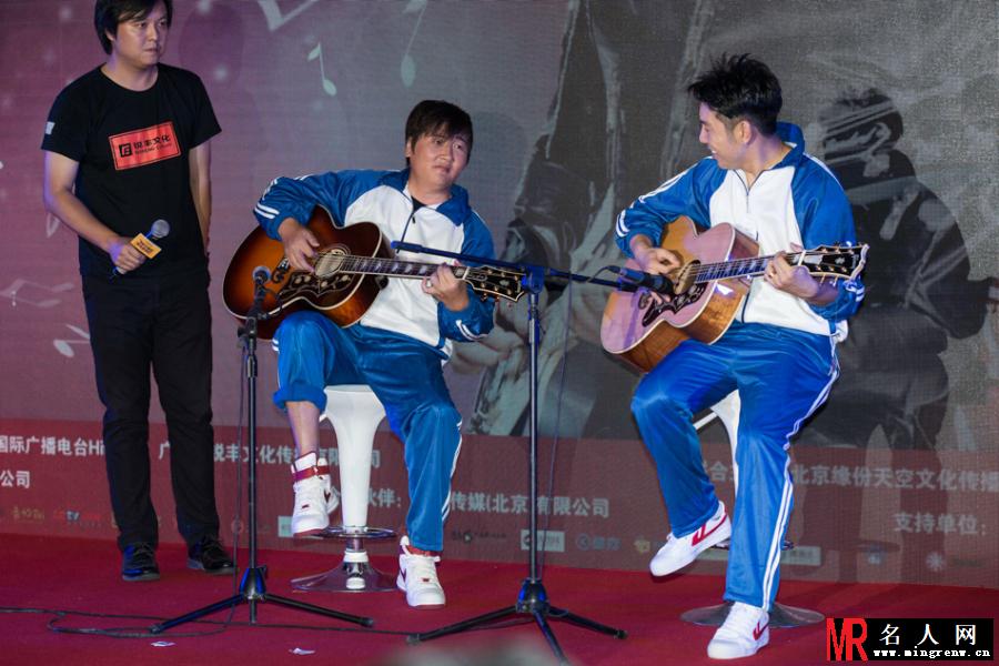 孙楠亮相发布会 穿校服扮嫩身材臃肿(1)